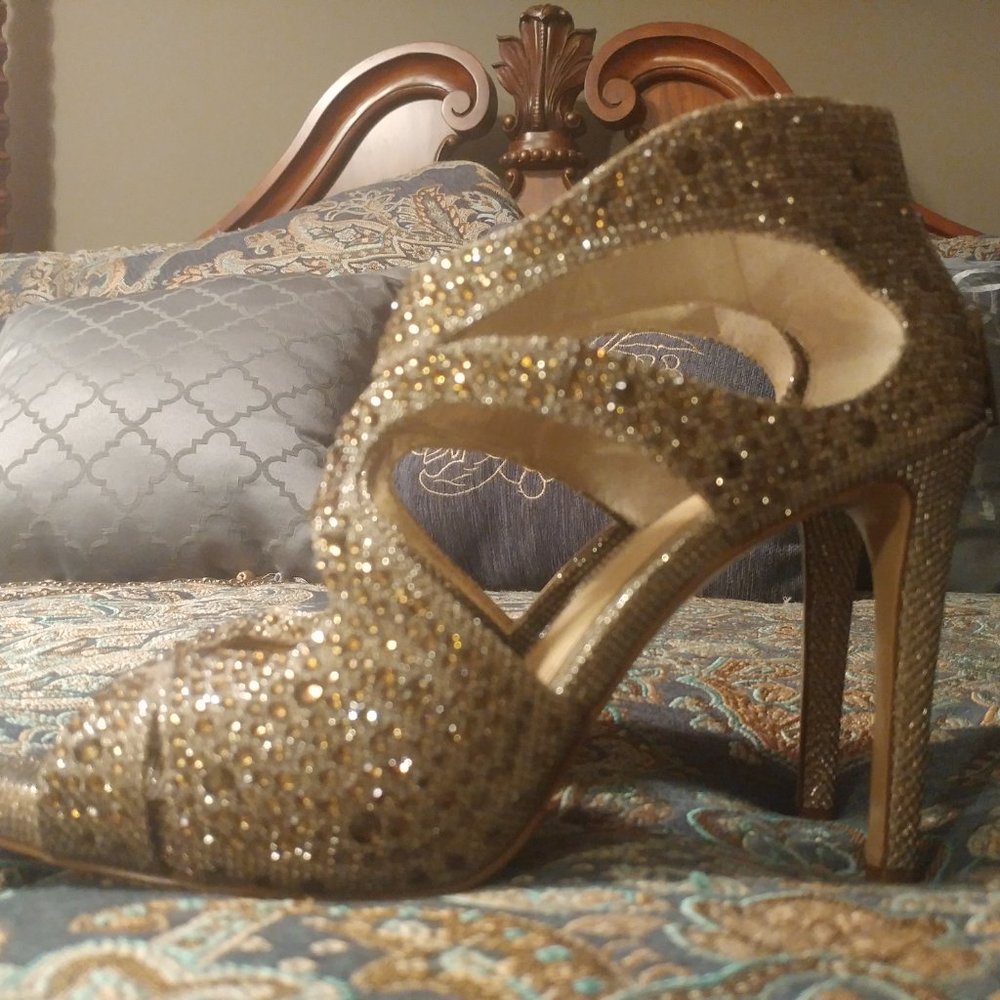 Gianni Bini, size 7M, beautiful true golden beaded, back zip heels. Excellent. - Picture 2 of 11
